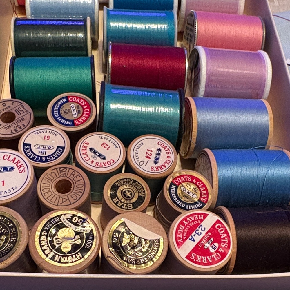 VINT CLARKS THREAD NEW 4 LARGE WOODEN WITH 13 SMALLER WOODEN & 20 LARGE OTHERS